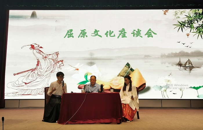 1559788974136996.jpg 李诚教授的“屈原大讲堂”.jpg