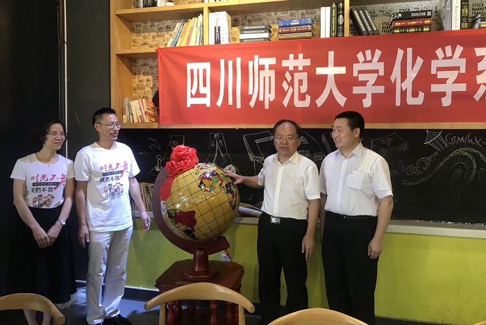 1565742714828766.jpg 化学系85级一班校友代表向学校赠送礼物.jpg