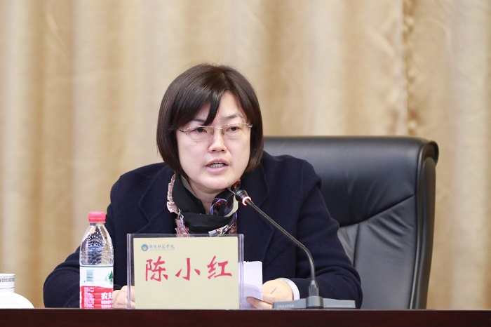 1542358998218705.jpg 陈小红主持大会.JPG