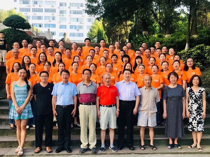 1566639546526366.png 化学系95级校友返校举行毕业20周年同学会合影留念.png