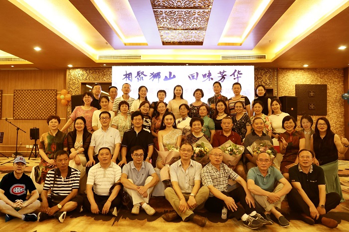 1566639677367149.png 外语系85级校友返校举行毕业30周年同学会合影留念.png