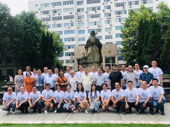 1566639641350408.png 数学系95级校友返校举行毕业20周年同学会合影留念.png