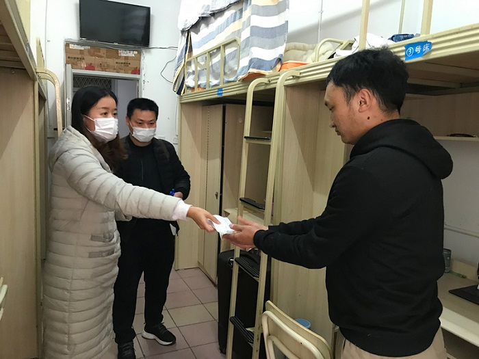 1581685681677173.jpg 4为留校学生送上防疫物品.jpg