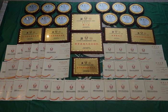 1575272993193336.jpg 获奖书、奖牌和奖匾.JPG