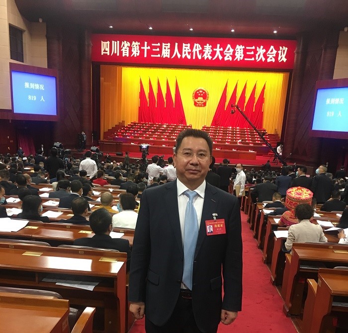 1589359463235373.jpg 01我校省人大代表曾文忠在参会现场留影.jpg