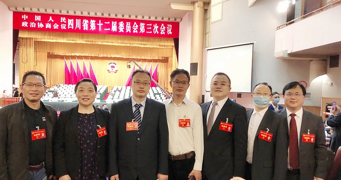 1589359486309007.jpg 02我校省政协委员于新循、张廷蓉、卫贵武、赵国平、伍亮吉、王德忠、曹成建在参会现场合影.jpg