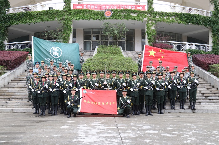 1541387296347700.jpg 国旗护卫队高校会操2.jpg