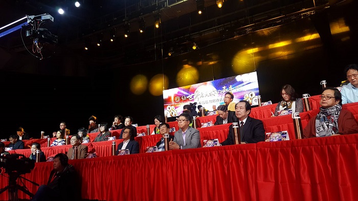 1541728839566336.jpg 5,决赛现场评委们正在全神贯注的观看演唱.jpg