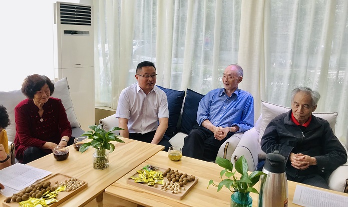 1568259713935855.jpg 学校党委常委、副校长张海东(右三)与校友们交谈.jpg