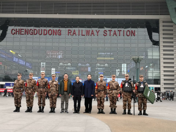 1579656020249935.png 校党委副书记黄钢威前往火车东站看望春运执勤预备役分队队员.png