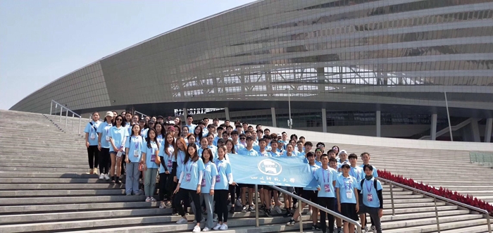 1568975996604834.jpg 舞蹈学院参演学生在奥体中心合影.jpg
