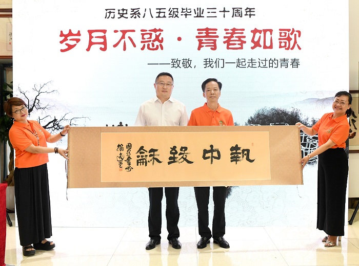 1563802355453532.jpg 校友代表向学校赠送书法作品.jpg