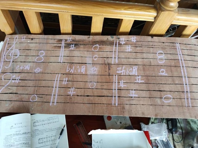 1582795370709860.jpg 学生自制五线谱.jpg