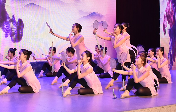 1556193883911523.jpg 1.古典群舞《烟雨.春夕》.JPG