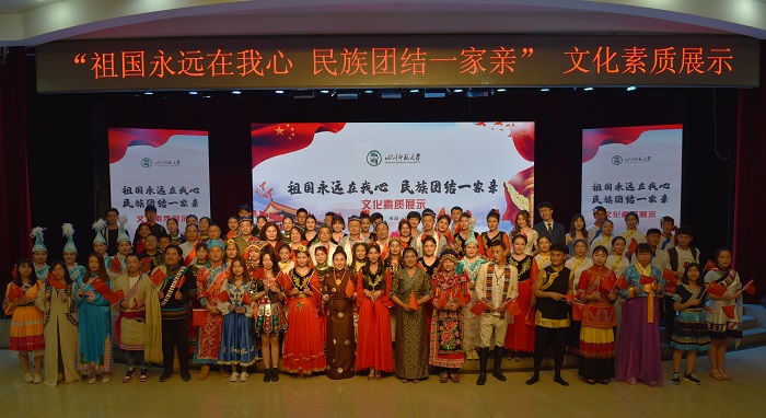 1556194486969565.jpg 学校领导与演出人员合影.JPG