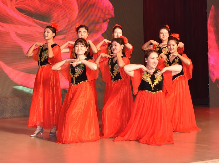 1556193927619420.jpg 6.维族舞蹈《花儿为什么这样红》.JPG