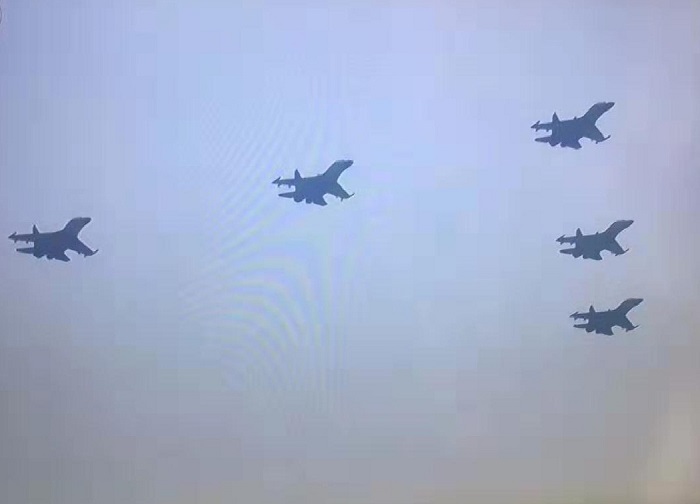 1569980991250638.jpg 王乐驾驶战机作为长机飞行员飞过天安门上空(上面第一架).jpg